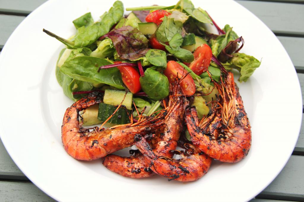 Salad with arugula and tiger shrimps