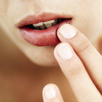 treatment of cracks in the corners of the lips
