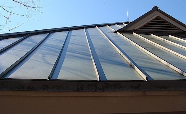 How to lay metal roofing on the roof?