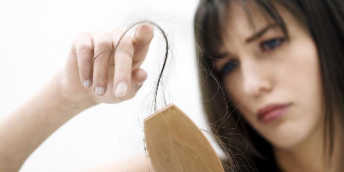 saç dökülmesini durdurmak bir kadının