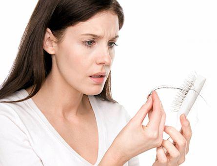 como parar a perda de cabelo em mulheres durante a menopausa
