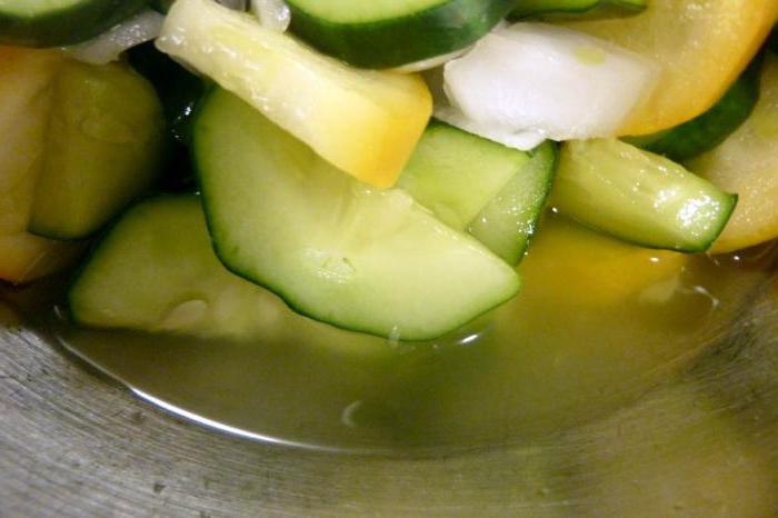 Winter-Salat aus Gurken ohne Sterilisation