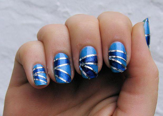 niebiesko-błękitny manicure