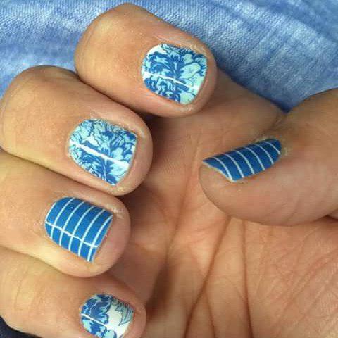manicure blue with white