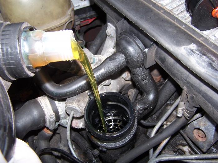 Jaki olej lać do silnika? Porady kierowców