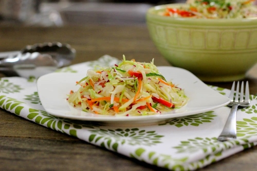 salada de repolho e vegetais frescos