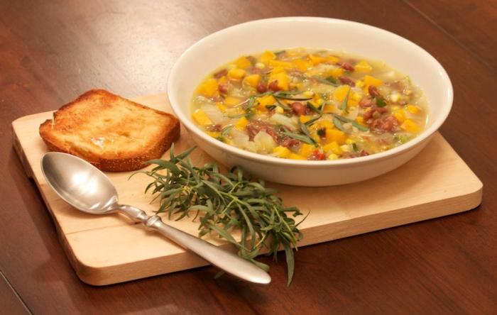 Suppe mit Bohnen und Sauerkraut