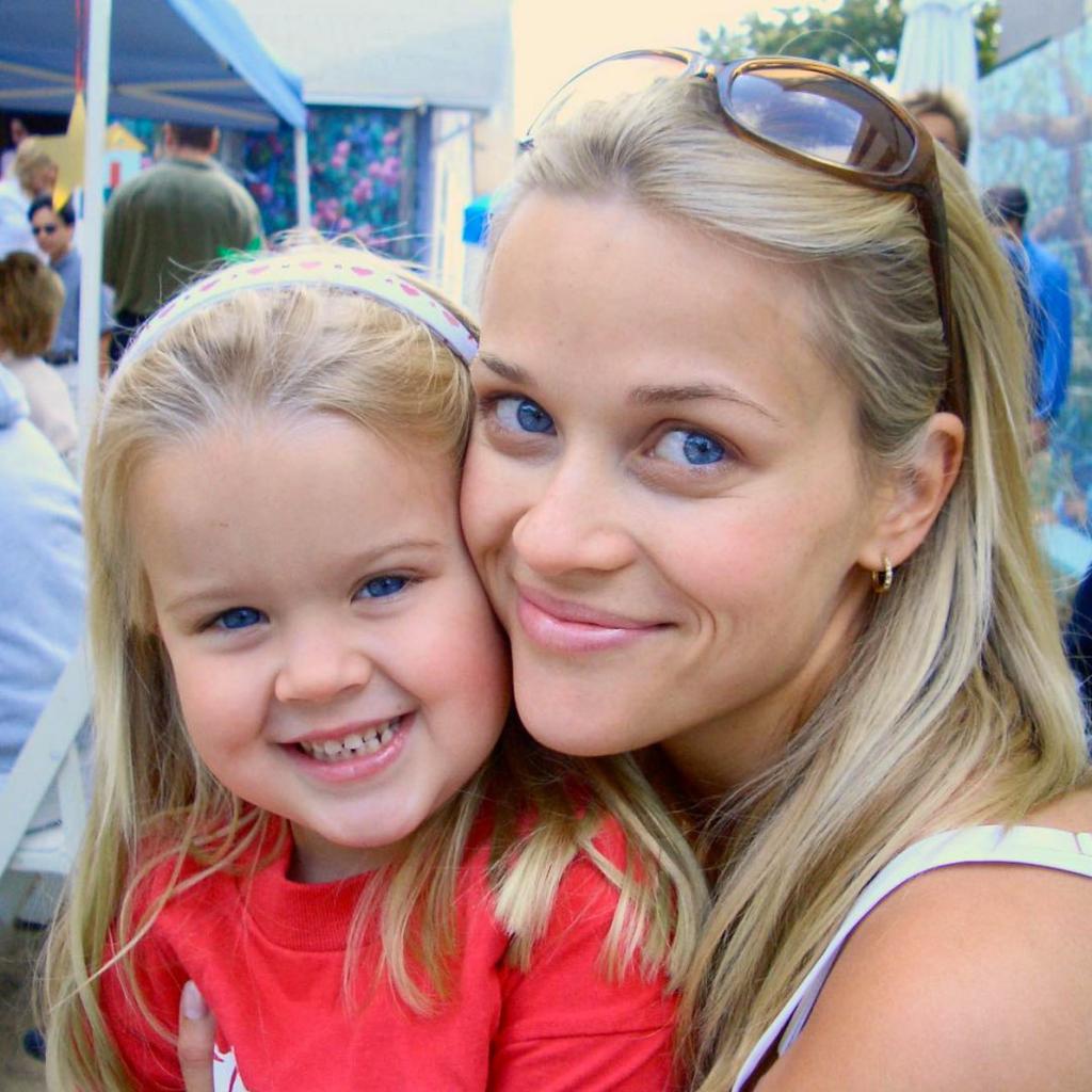 Reese ve küçük bir Ava Witherspoon