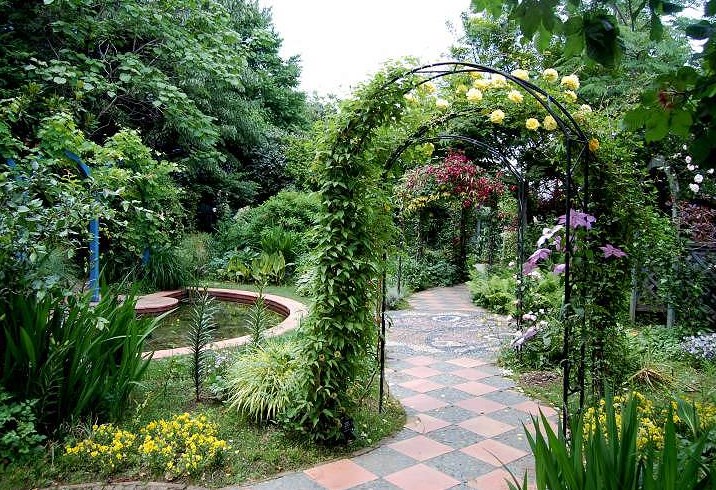 Арка у вигляді відкритої перегородки в саду