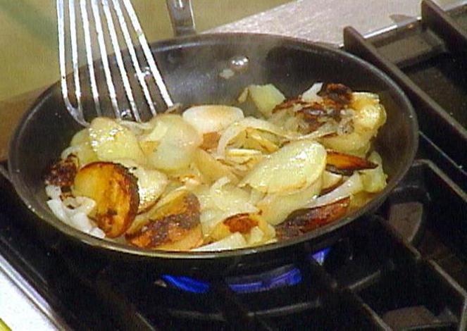 cómo freír las patatas en una sartén con la cebolla