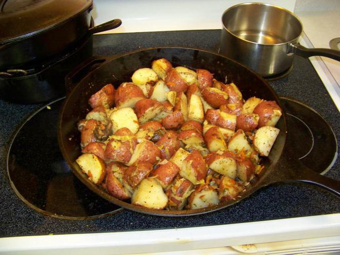 як смажити картоплю на сковороді з корочкою