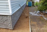 How to make a blind area around the house concrete? Which grade of concrete is needed for paving? The thickness and slope of pavement