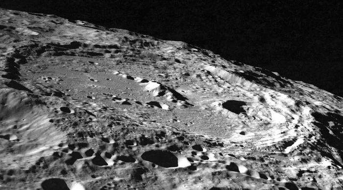 un cráter de la luna es