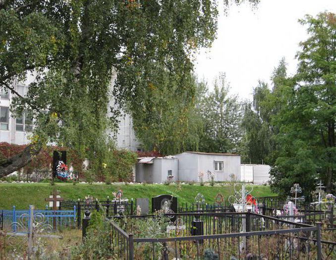 Cujos monumentos em intercessão de cemitério