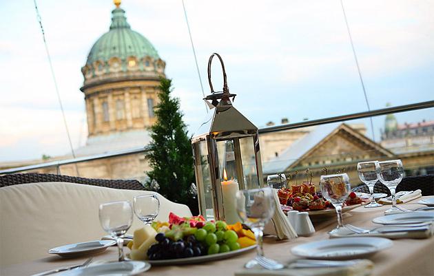 Restaurants auf den Dächern von St. Petersburg