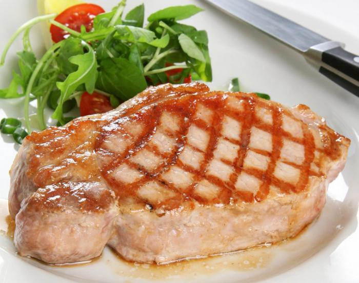 Wie man kocht leckere Steaks aus Schweinefleisch?