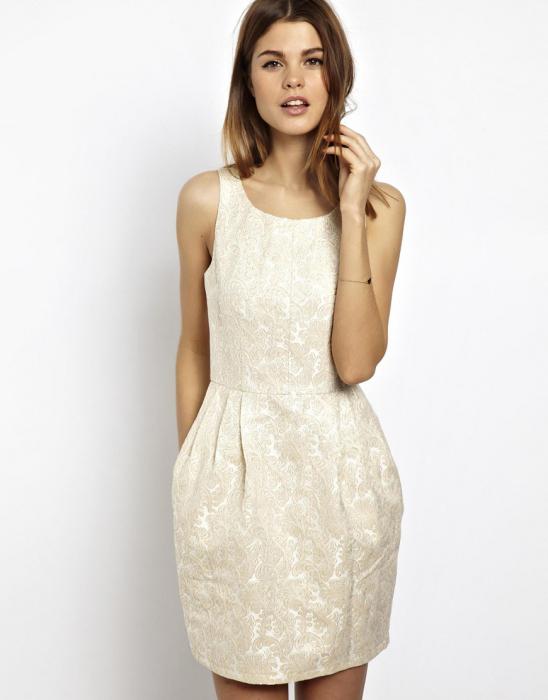 ein weißes Kleid Jacquard