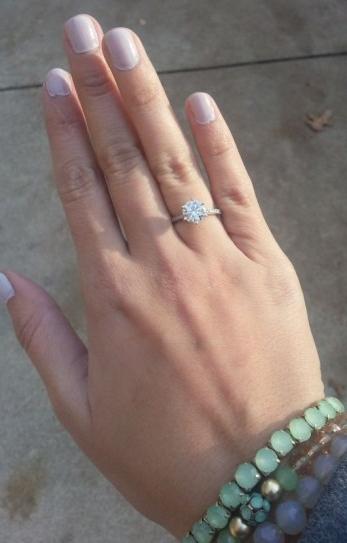 的结婚戒指戴在手上