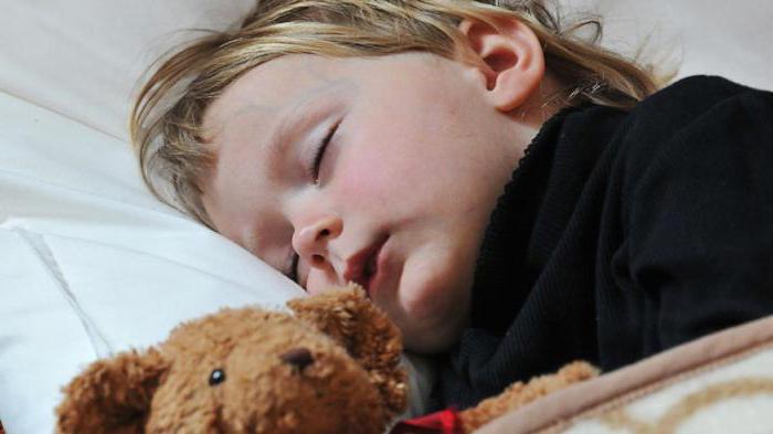 cómo curar a un niño a dormir con el pecho
