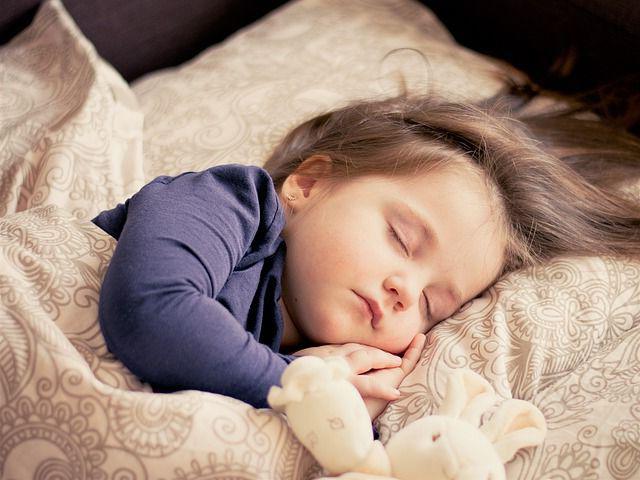 como ensinar a criança adormecer com a amamentação dicas do médico
