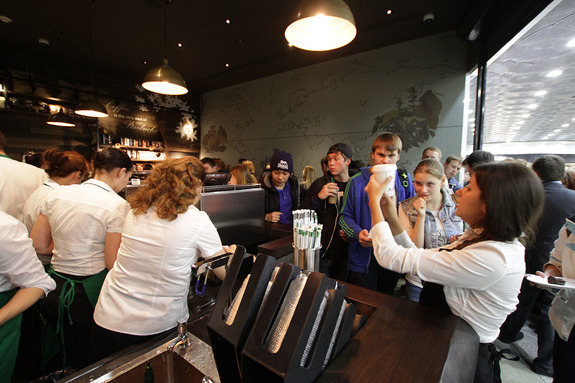 Besucher und Angestellte des Cafés
