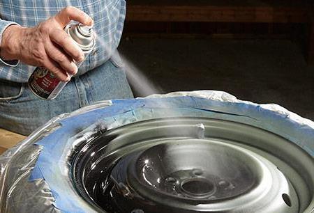 pintura estampado de disco a partir de uma lata de spray suas mãos