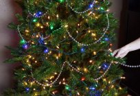 Perlen auf dem Weihnachtsbaum: die wichtigsten Regeln für die Silvester-Dekoration Baum