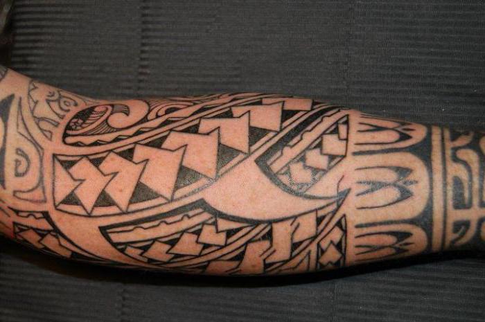 la polinesia tatuaje en el brazo