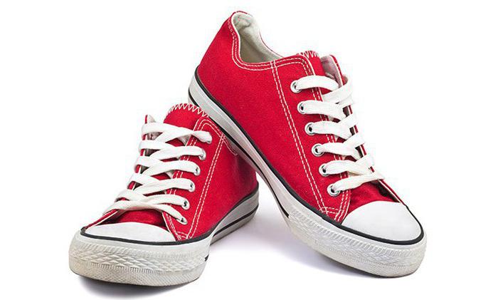 الأحمر أحذية رياضية