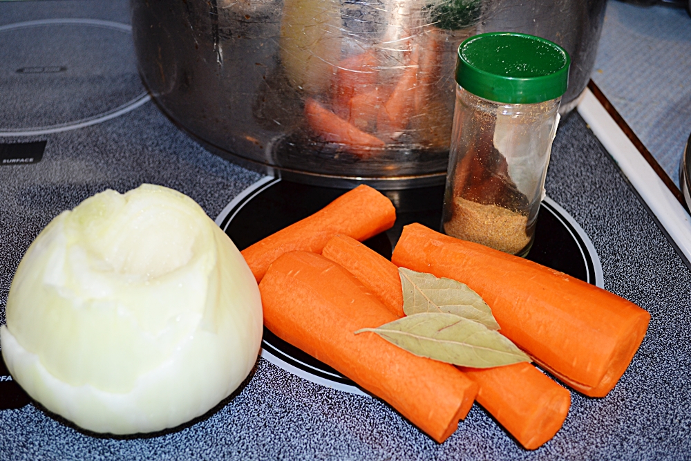 Ingredients for making jellied chicken