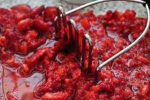 mashed strawberries with sugar for the winter