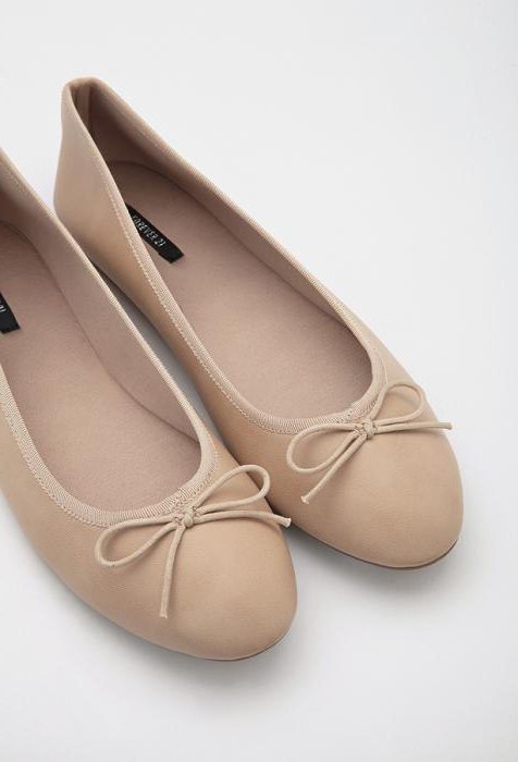 what to wear with beige flats