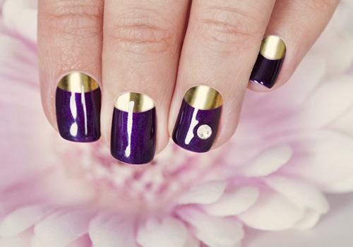 púrpura esmalte de uñas