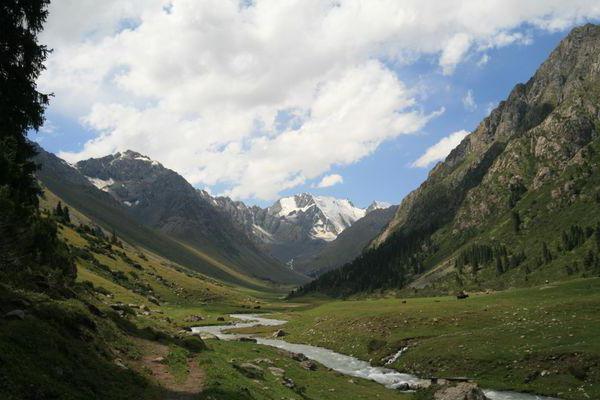 阿尔卑斯山营地Uzunkol的路线。