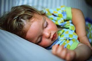 дитина у сні сильно потіє