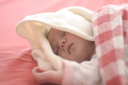 o bebê é fortemente suores durante o sono