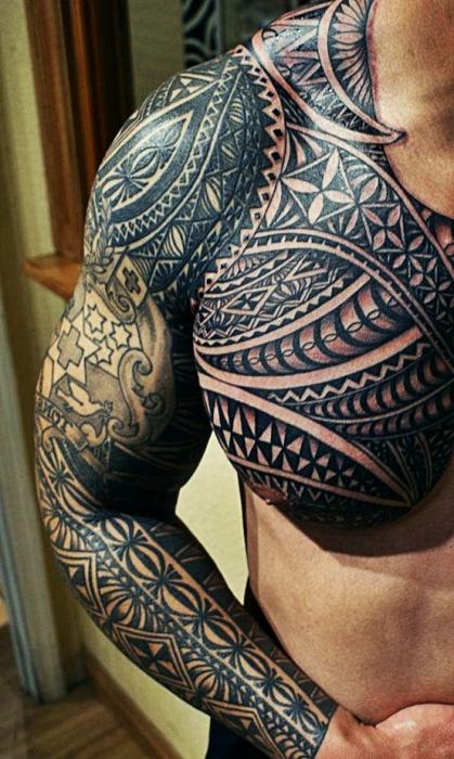 tatuaż na ramieniu