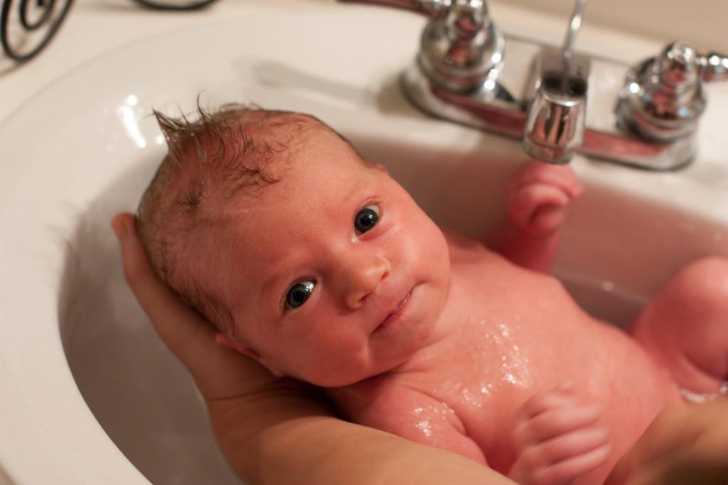 Como подмывать recém-nascido
