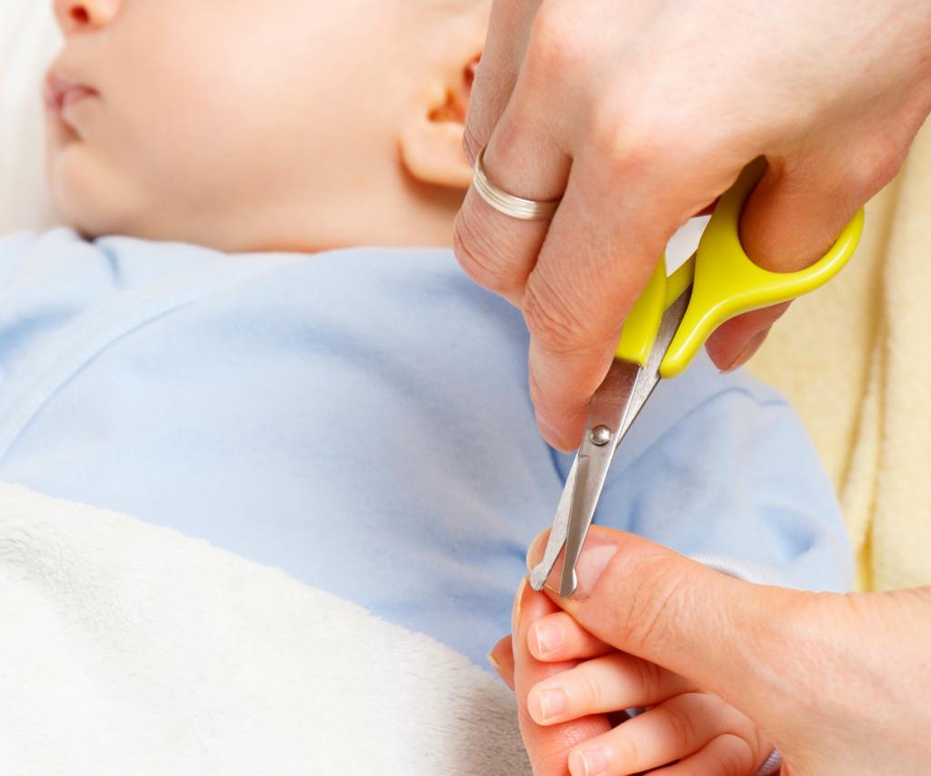 How to cut nails of the newborn