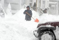 Schneeverwehungen auf den Straßen: die Regeln des Verhaltens im Wege