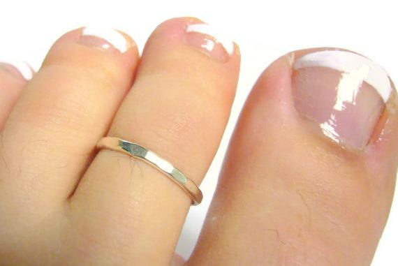o anel no pé no dedo
