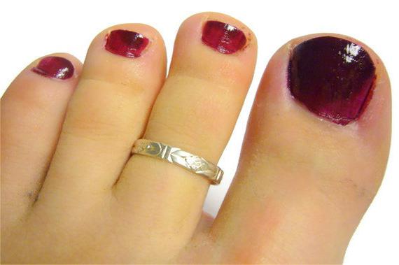 el anillo en el dedo gordo del pie