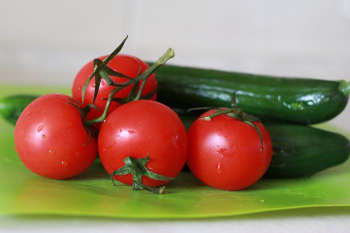la cantidad de calorías en огурцах y los tomates