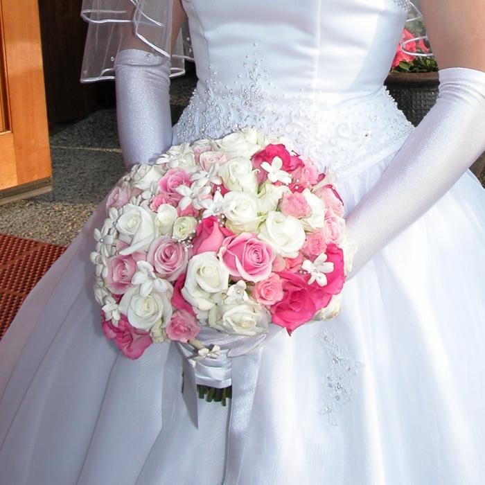 brides bouquet of pink roses