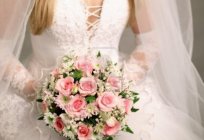 O buquê de noiva é noiva de rosas para um casamento no inverno