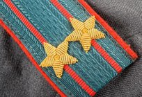 Como coser la correa para el hombro de la túnica del ejército o de la policía