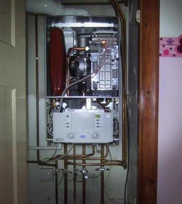 gas boiler with closed combustion chamber