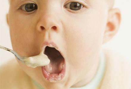 o modo de alimentação de uma criança de 5 meses