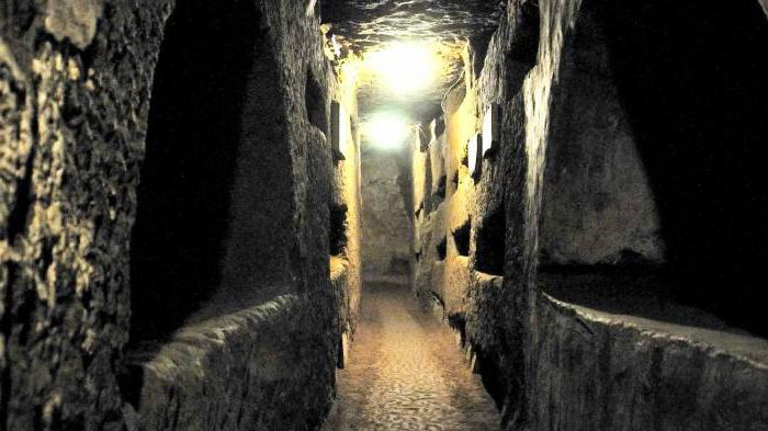 catacombs के रोम