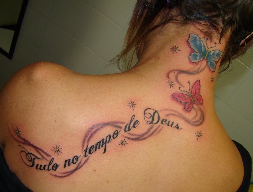 Tattoo auf dem Rücken ist die Aufschrift